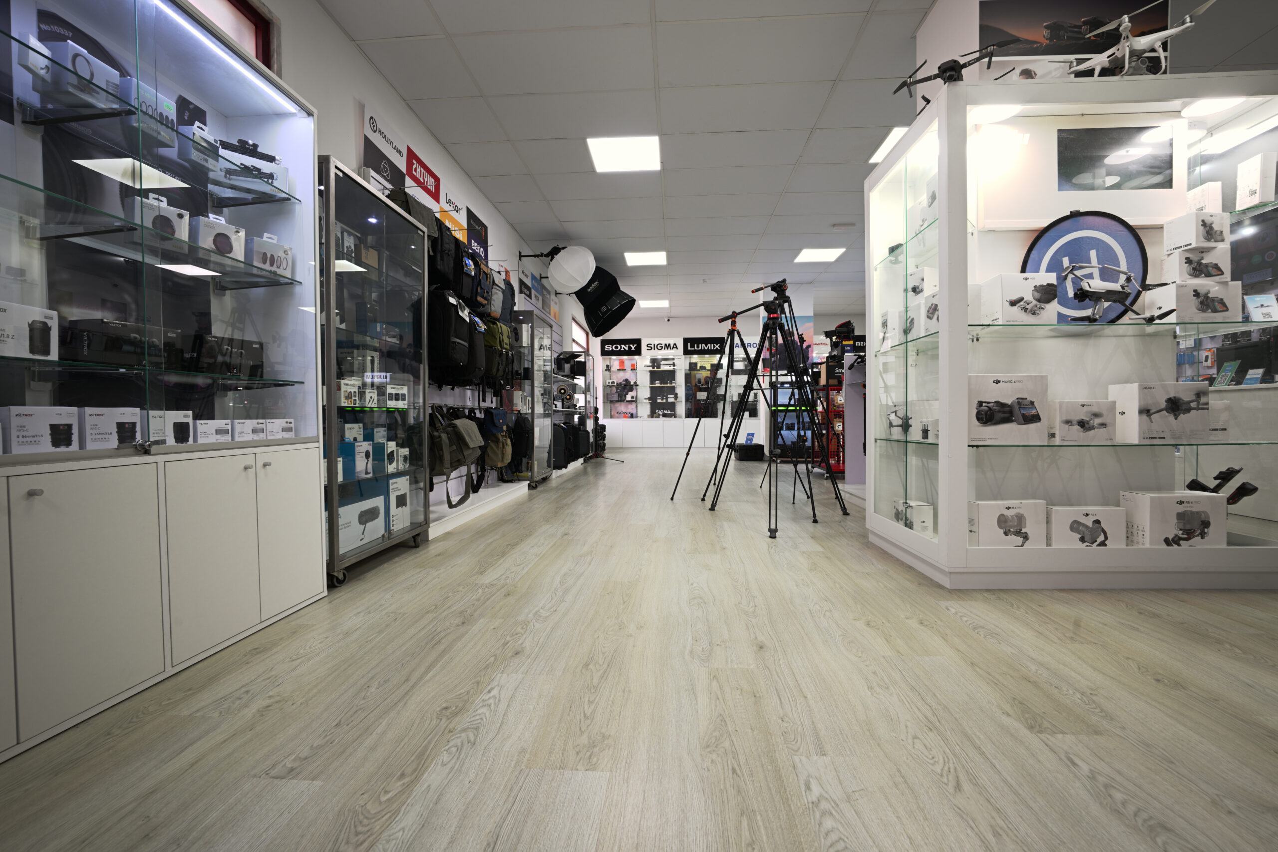 Interior da loja hi-techwonder, com expositores de produtos.