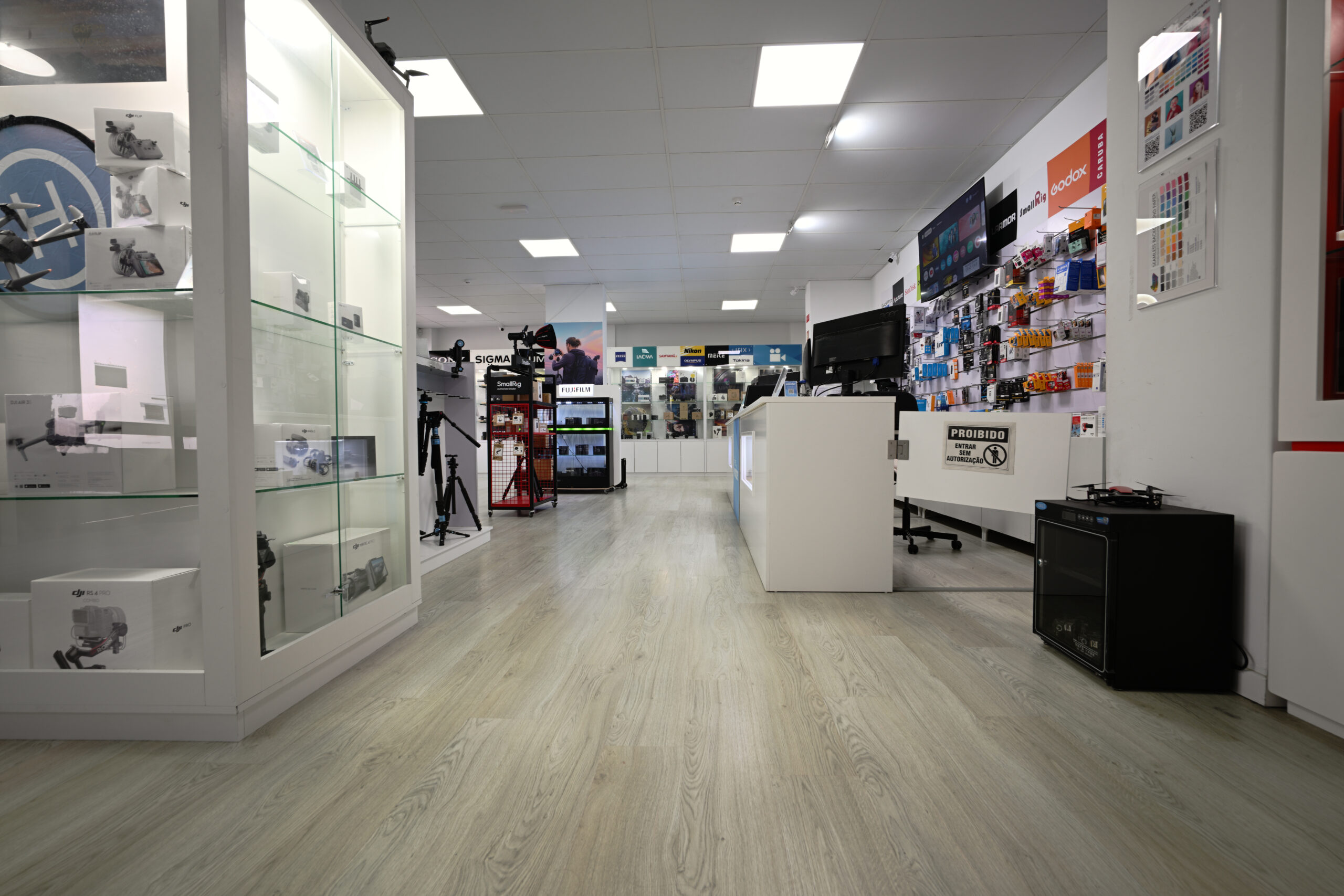 Interior da loja hi-techwonder, com expositores de produtos.