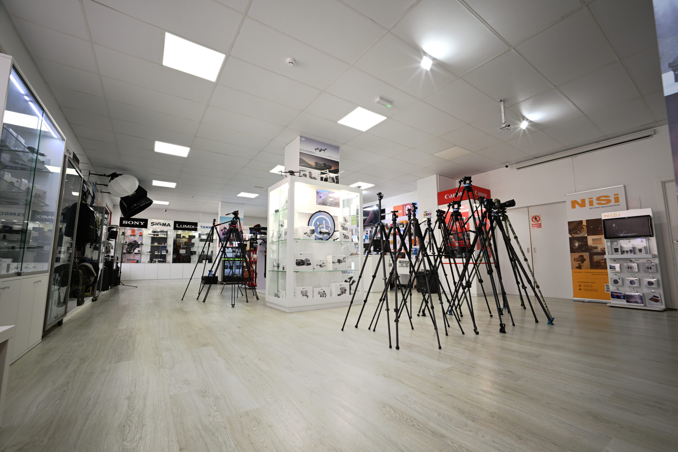 Vista da entrada da Hi-TechWonder