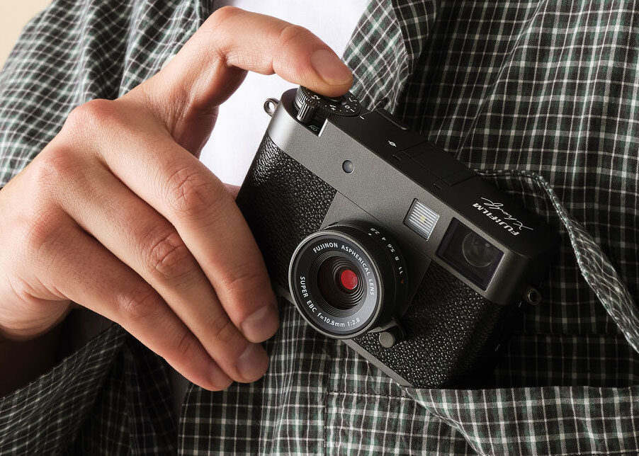 Design Compacto e Utilização Intuitiva FUJIFILM X-Half Charcoal