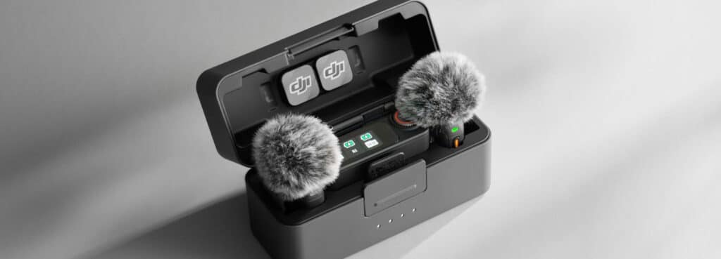 Imagem do kit microfone DJI Mic 3, em cima de uma mesa.