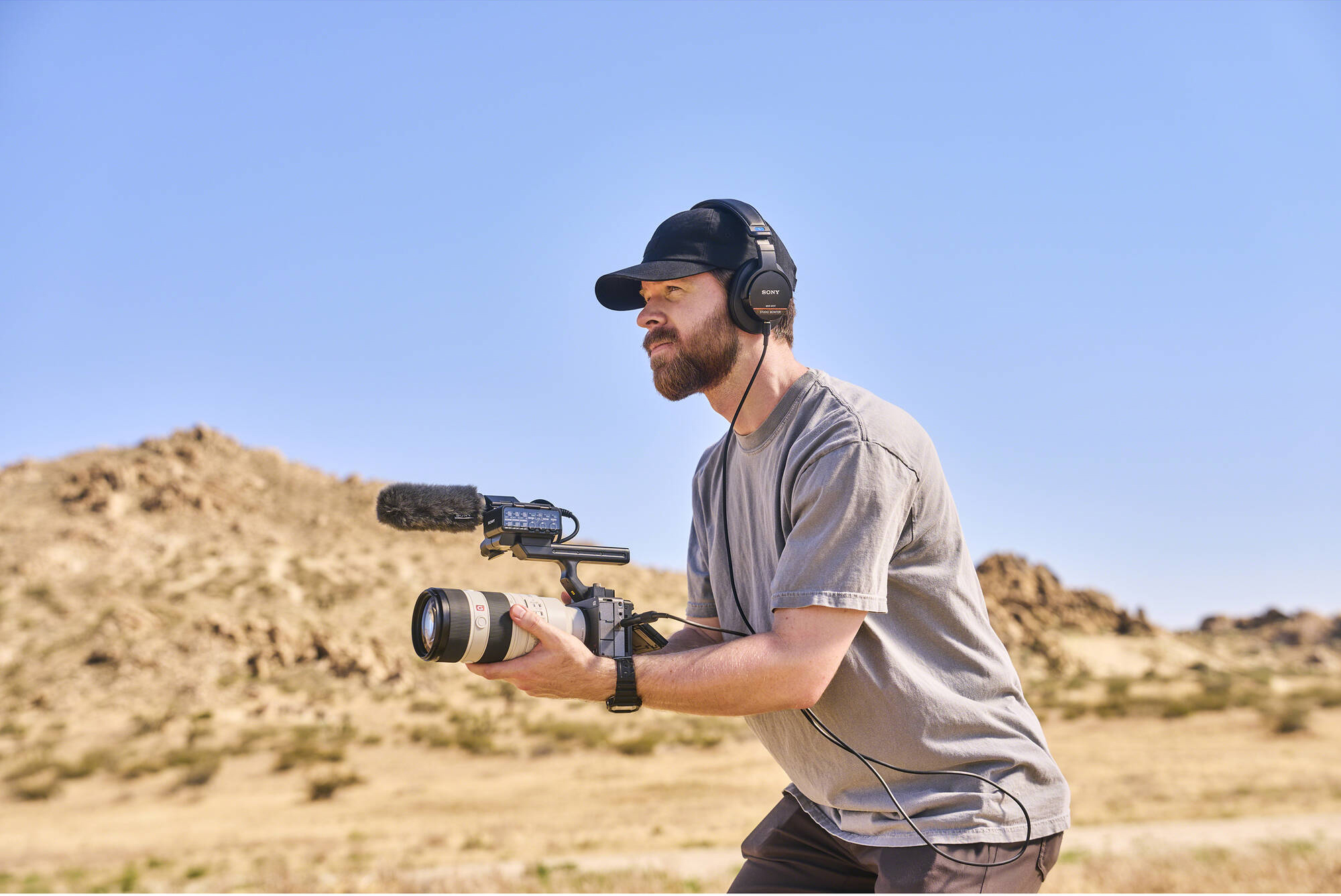 Sony FX5 com sensor full-frame 5K, X-OCN interno e mais de 15 stops em S-Log3 para produção cinematográfica profissional e workflows RAW.